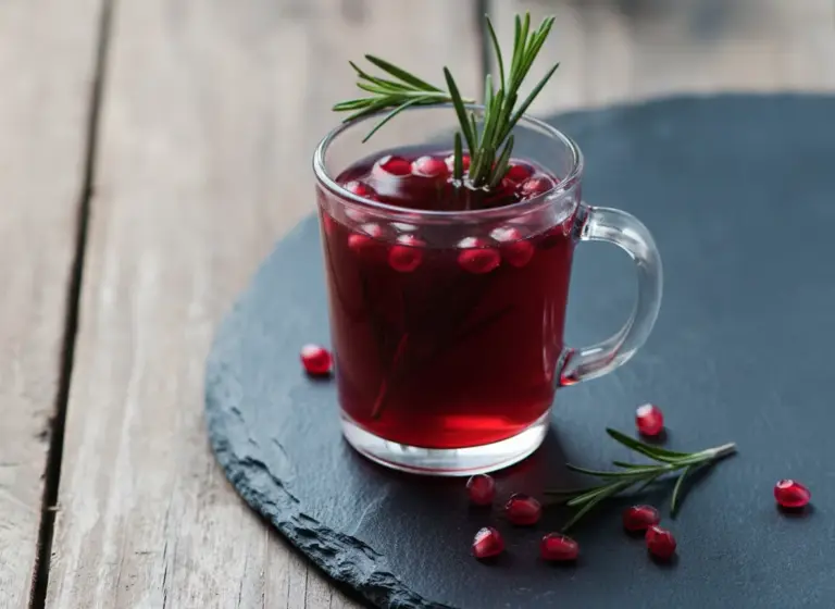 Punsch mit Granatapfel und Rosmarin – alkoholfrei im Glas