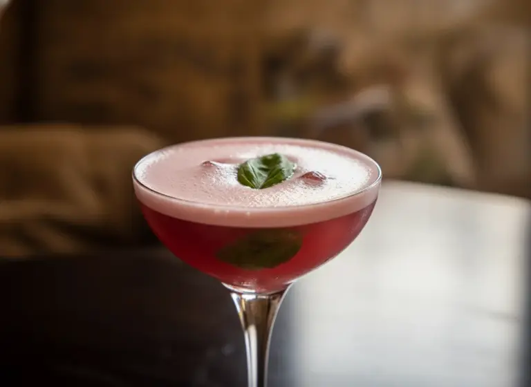 Rhabarber-Basilikum-Mocktail im Glas