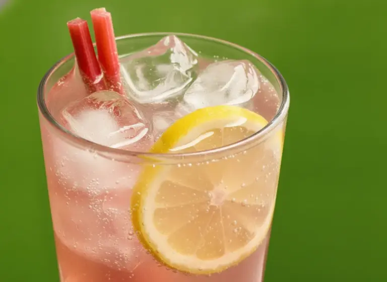 Rhubarb Collins im Glas