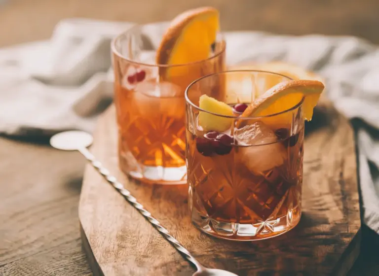 Rum Punch mit Winterfrüchten im Glas
