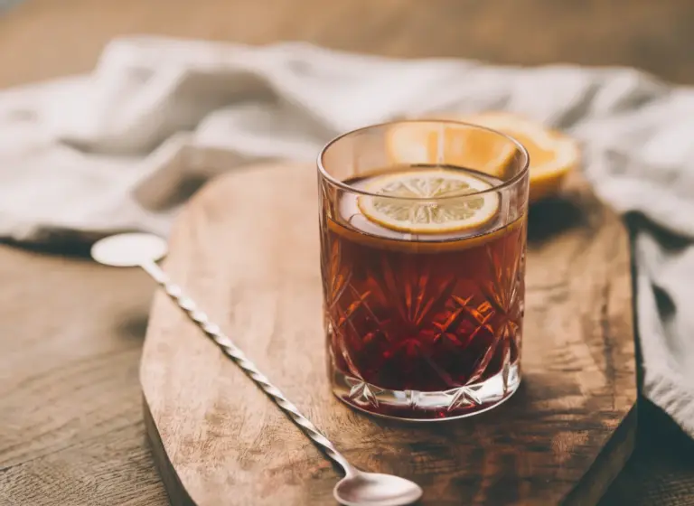Russischer Tee mit Wodka und Konfitüre im Glas