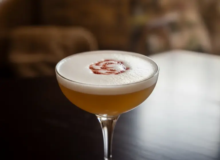 Rusty Nail Sour mit Eiweiß im Glas