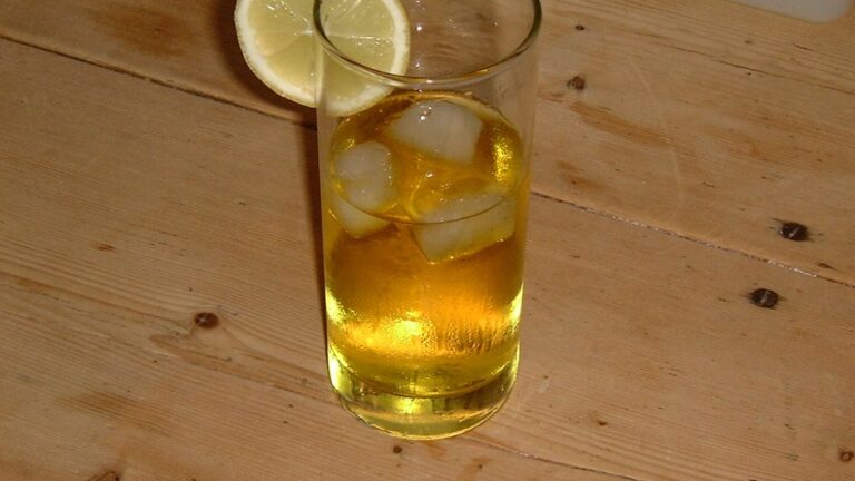 Saffron-Likör-Cocktails - Was ist das ? — ndrwfgg / by via Openverse