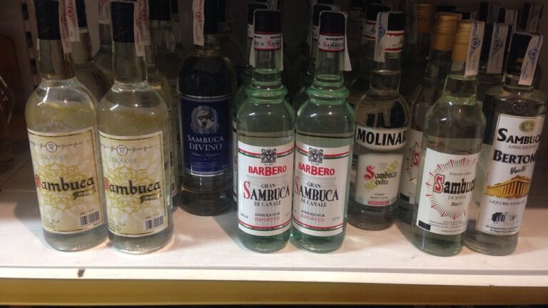 sambuca-was-ist-das — No Swan So Fine / CC BY-SA 4.0 / Wikimedia Commons