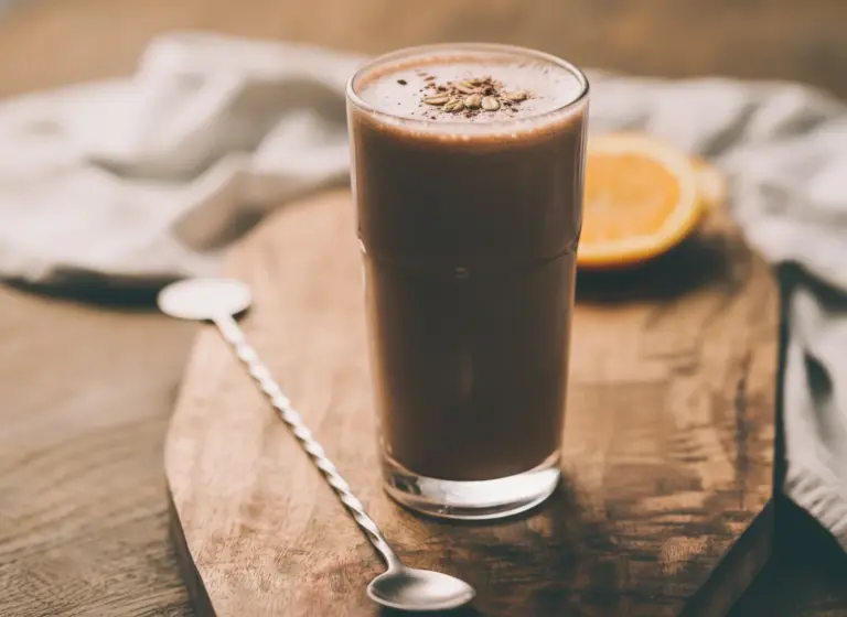 Schoko-Hafermilchshake im Glas