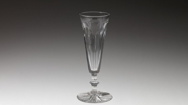 sektglas-was-ist-das — Jersey Glass Company / CC0 / Wikimedia Commons