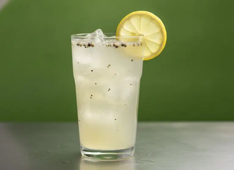 Sichuan-Pfeffer-Limonade mit Baijiu im Glas