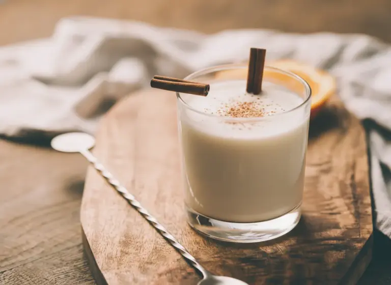 Sojadrink mit Zimt im Glas