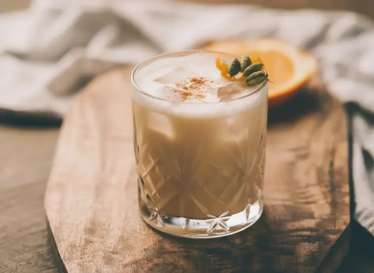 Spiced Cardamom Sour im Glas