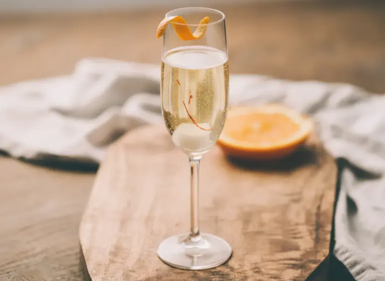 Spiked Champagner Cocktail im Glas