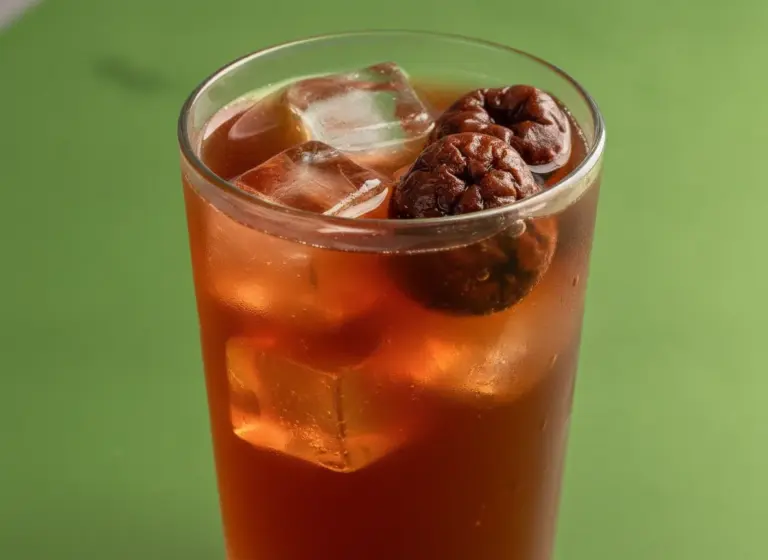 Suanmeitang mit Baijiu (Saurer-Pflaumen-Drink) im Glas