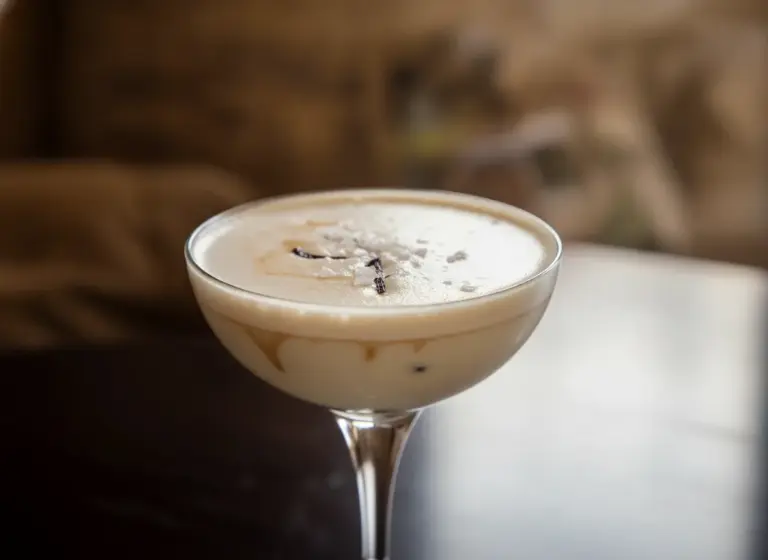 Vanille-Karamell-Sojadrink im Glas
