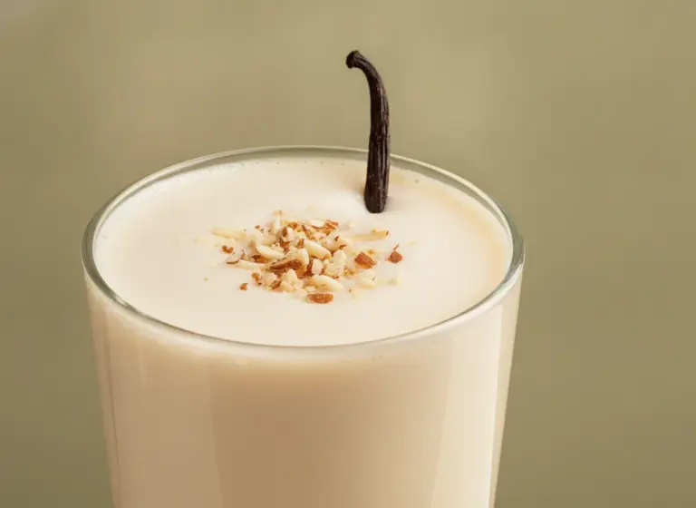Vanille-Mandel-Haferdrink im Glas