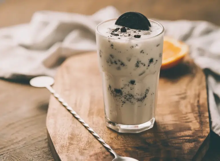 Vanilleshake mit Oreo Kekse im Glas