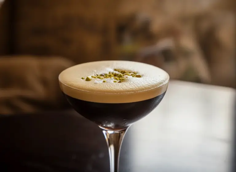 Veganer Pistazien-Espresso-Martini im Glas