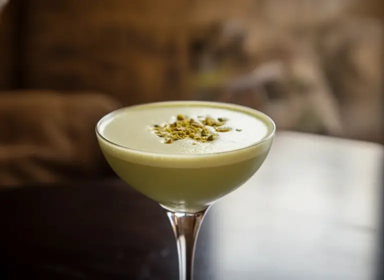 Veganer Pistazien-Martini im Glas