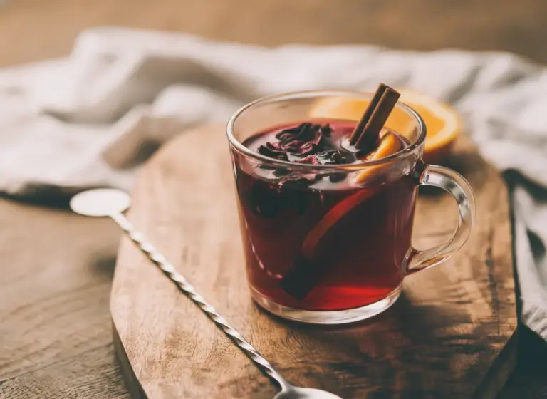 Virgin Punch mit Hibiskus im Glas