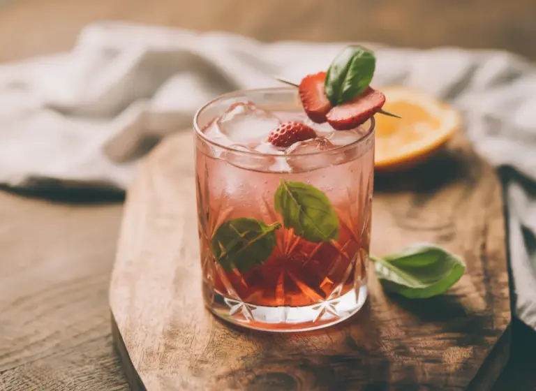 Virgin Strawberry Basil Smash im Glas