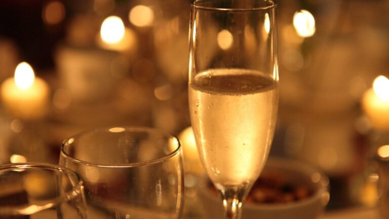 Weihnachtsfeier - Was ist das ? — Sam Howzit / by via Openverse