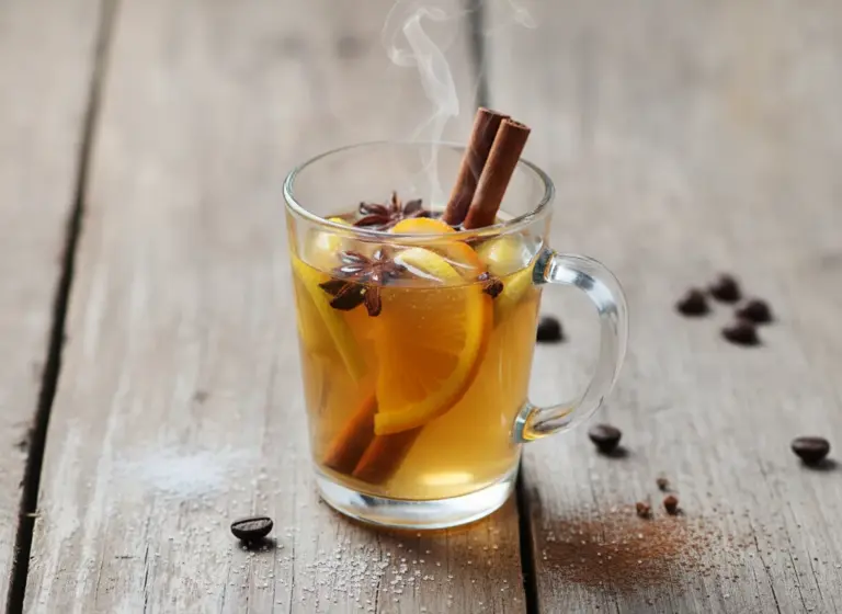 Weißer Glühwein im Glas