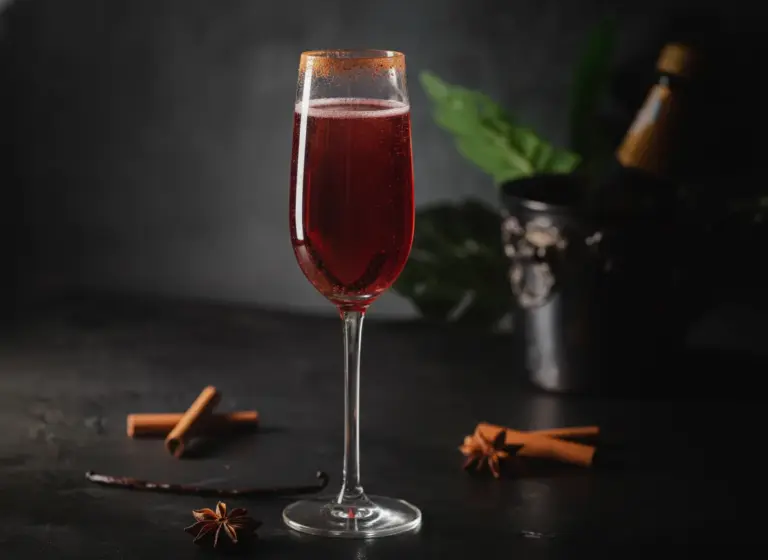 Winterlicher Kir Royal im Glas
