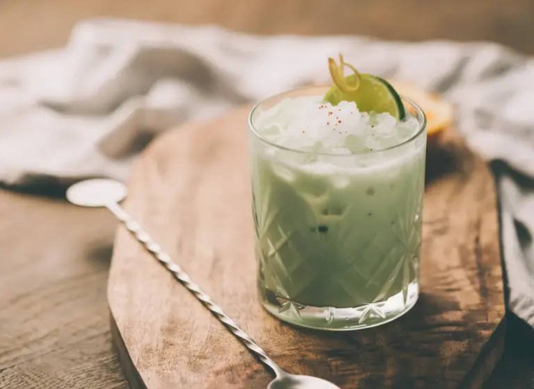 Würziger Matcha-Kokos-Drink im Glas