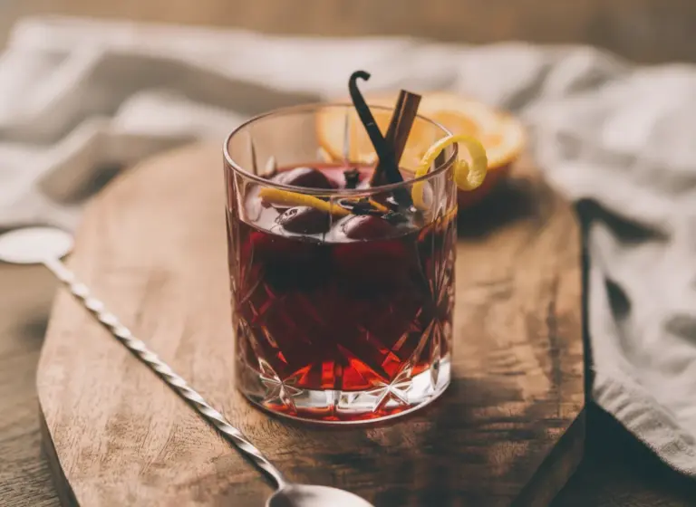 Wyshnjowka (Вишнёвка – Kirschlikör auf Wodka) im Glas
